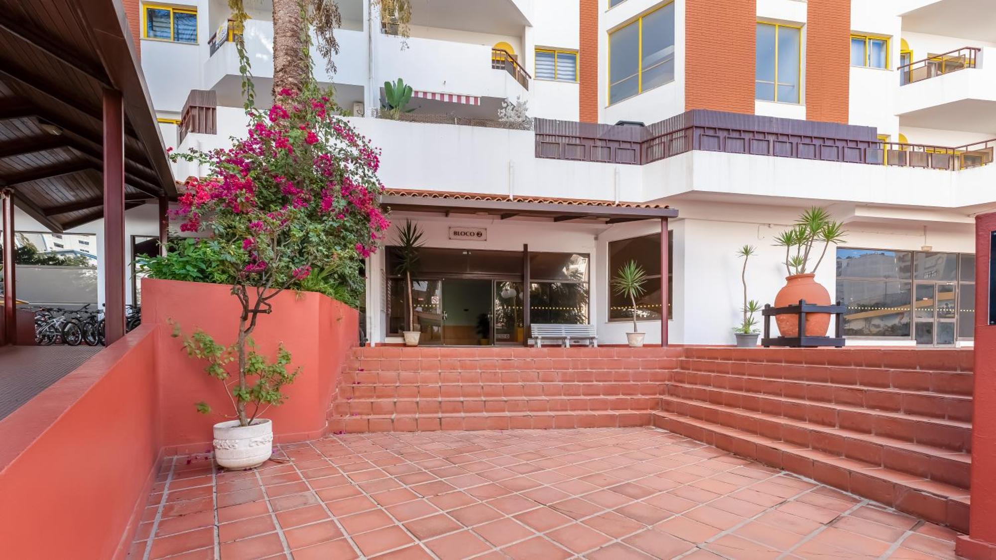 Serene Blue 1 Bdr Flat With Balcony By Lovelystay بورتيماو المظهر الخارجي الصورة